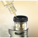 Aspire Veynom EX Pod Mod tankına likit doldurma işlemi, altın rengi.
