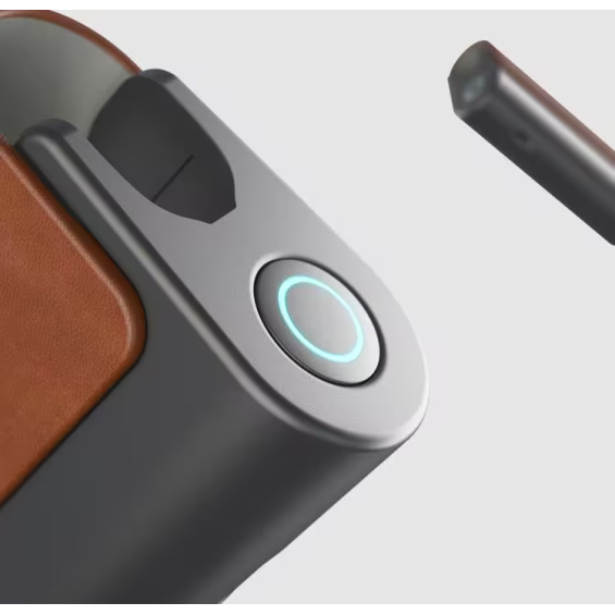 Aspire Vilter Power Bank detayı, kahverengi deri ve mavi ışıklı düğme.