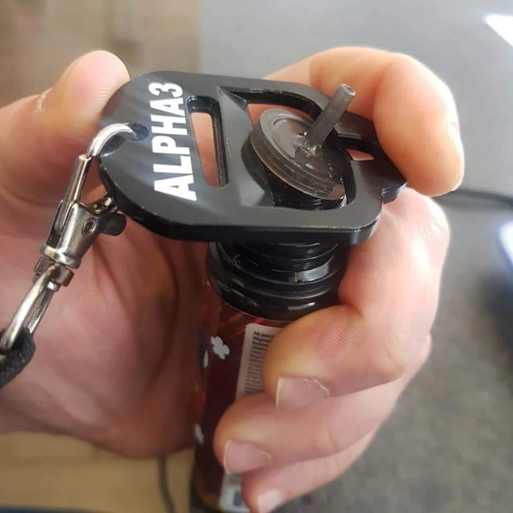 Alpha 3 siyah şortfill şişe kapağı açma aparatı ve karabina klipsi.