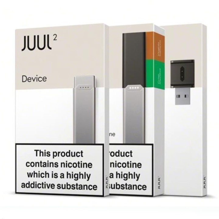 Juul 2 Starter Kit Pod Mod cihazı gümüş renkli, kutulu görünüyor.