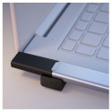 Juul 2 Starter Kit Gümüş Renk USB Şarj Cihazı Laptopta Yakın Çekim